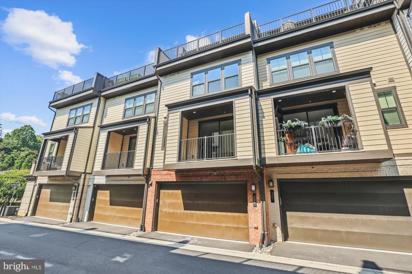 205 MARKET SQ NW #15, VIENNA, Virginia 22180, 4 Bedrooms Bedrooms, ,4 BathroomsBathrooms,Residential,For sale,205 MARKET SQ NW #15,VAFX2258998 MLS # VAFX2258998