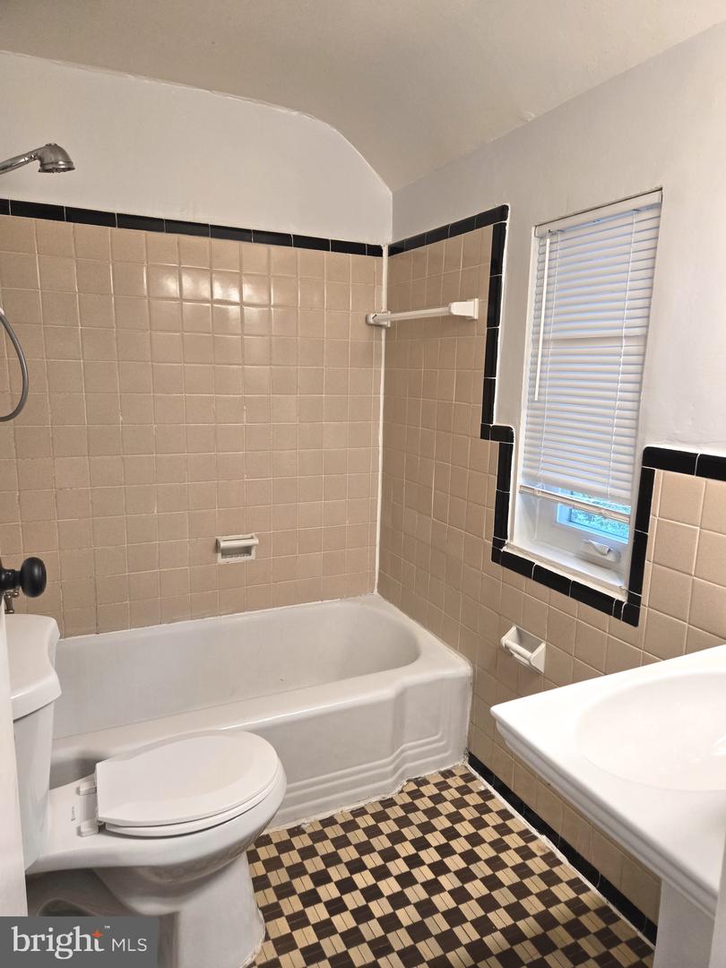 1008 N ROOSEVELT ST, ARLINGTON, Virginia 22205, 3 Bedrooms Bedrooms, ,2 BathroomsBathrooms,Residential,For sale,1008 N ROOSEVELT ST,VAAR2061840 MLS # VAAR2061840