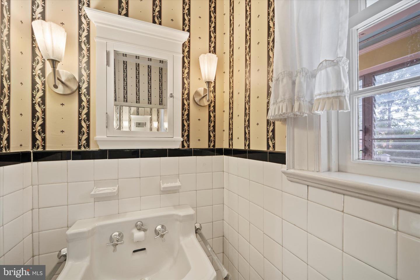 257 JEFFERSON ST, WINCHESTER, Virginia 22601, 3 Bedrooms Bedrooms, 10 Rooms Rooms,1 BathroomBathrooms,Residential,For sale,257 JEFFERSON ST,VAWI2008852 MLS # VAWI2008852