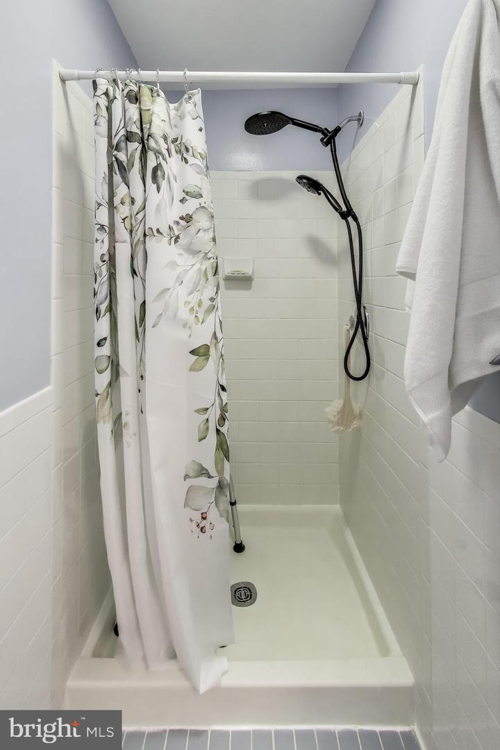 3100 N GLEBE RD, ARLINGTON, Virginia 22207, 7 Bedrooms Bedrooms, ,5 BathroomsBathrooms,Residential,For sale,3100 N GLEBE RD,VAAR2062030 MLS # VAAR2062030
