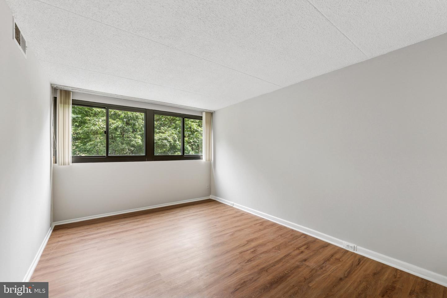 5911 EDSALL RD #403, ALEXANDRIA, Virginia 22304, 2 Bedrooms Bedrooms, ,2 BathroomsBathrooms,Residential,For sale,5911 EDSALL RD #403,VAAX2048370 MLS # VAAX2048370