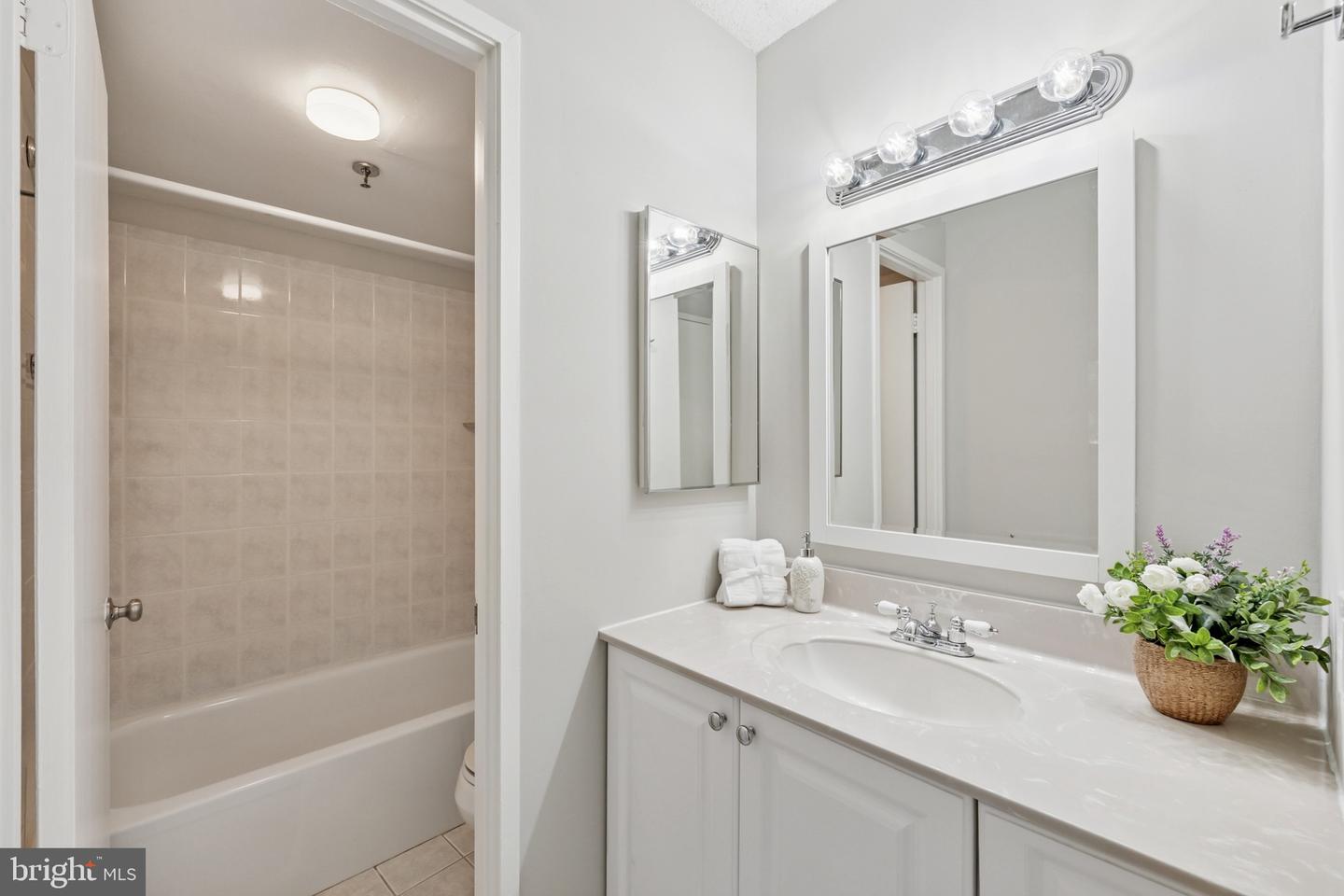 5911 EDSALL RD #403, ALEXANDRIA, Virginia 22304, 2 Bedrooms Bedrooms, ,2 BathroomsBathrooms,Residential,For sale,5911 EDSALL RD #403,VAAX2048370 MLS # VAAX2048370