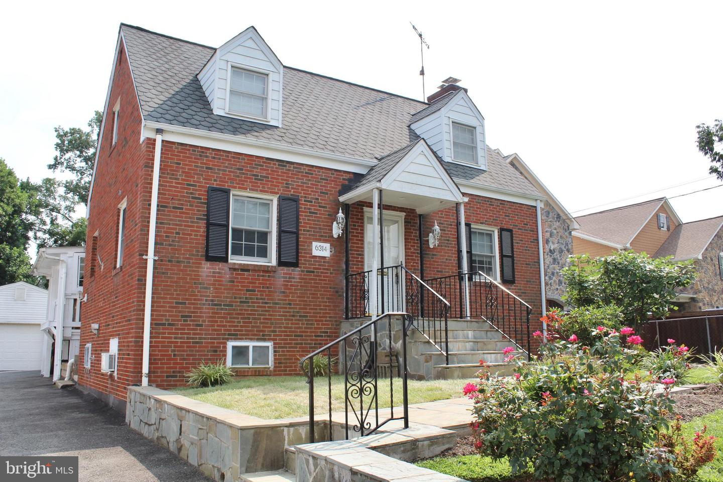 6314 WASHINGTON BLVD, ARLINGTON, Virginia 22205, 4 Bedrooms Bedrooms, ,3 BathroomsBathrooms,Residential,For sale,6314 WASHINGTON BLVD,VAAR2062136 MLS # VAAR2062136