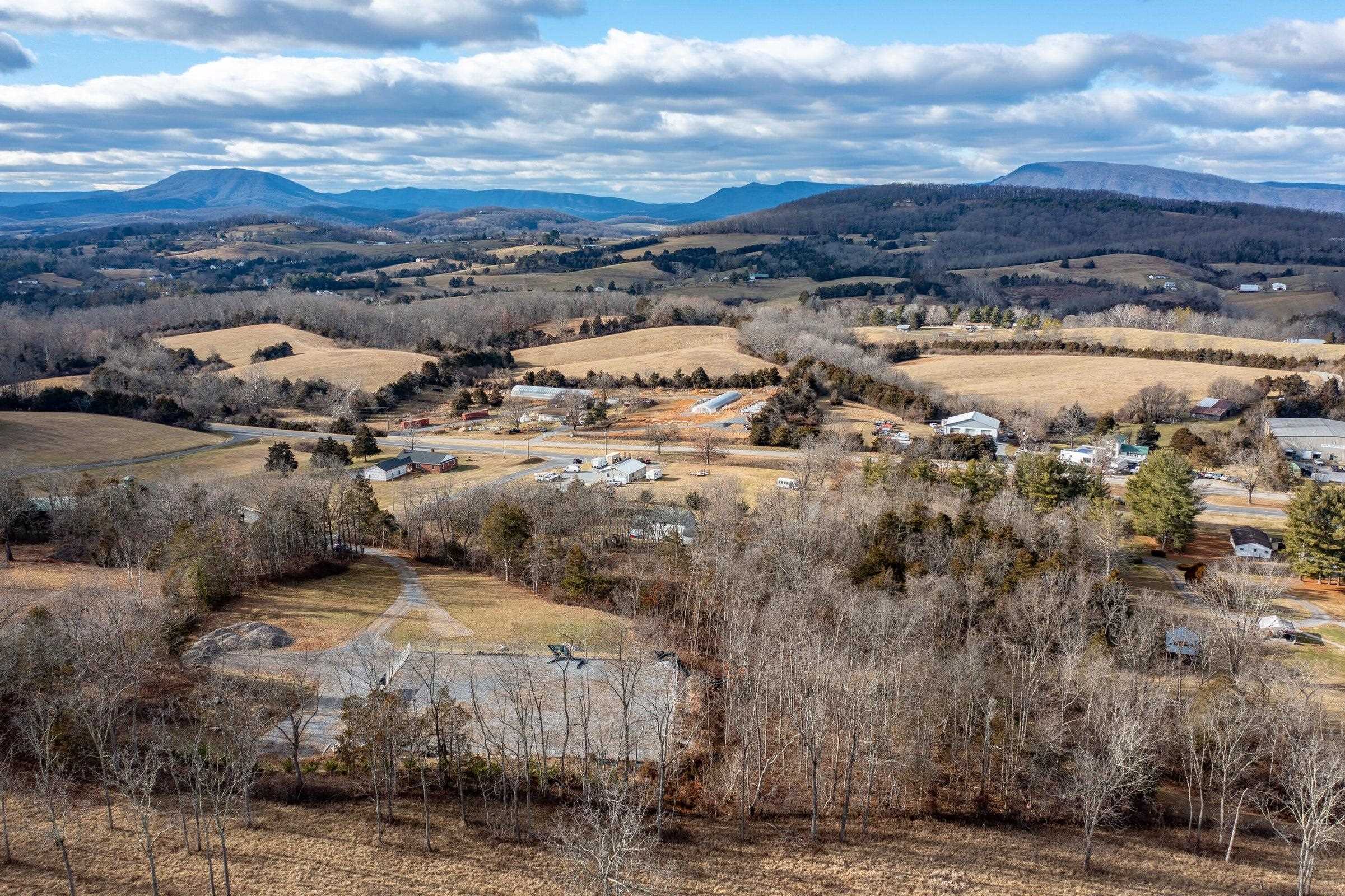 Join Lexington Coffee Roasters, Goad’s Auto Body Shop, Hull’s Drive-In Theater, Lee Hi Truck Stop, Rockbridge Glass & Mirror, Devil’s Backbone Brewing Co — and other prominent businesses in this perfect location!!