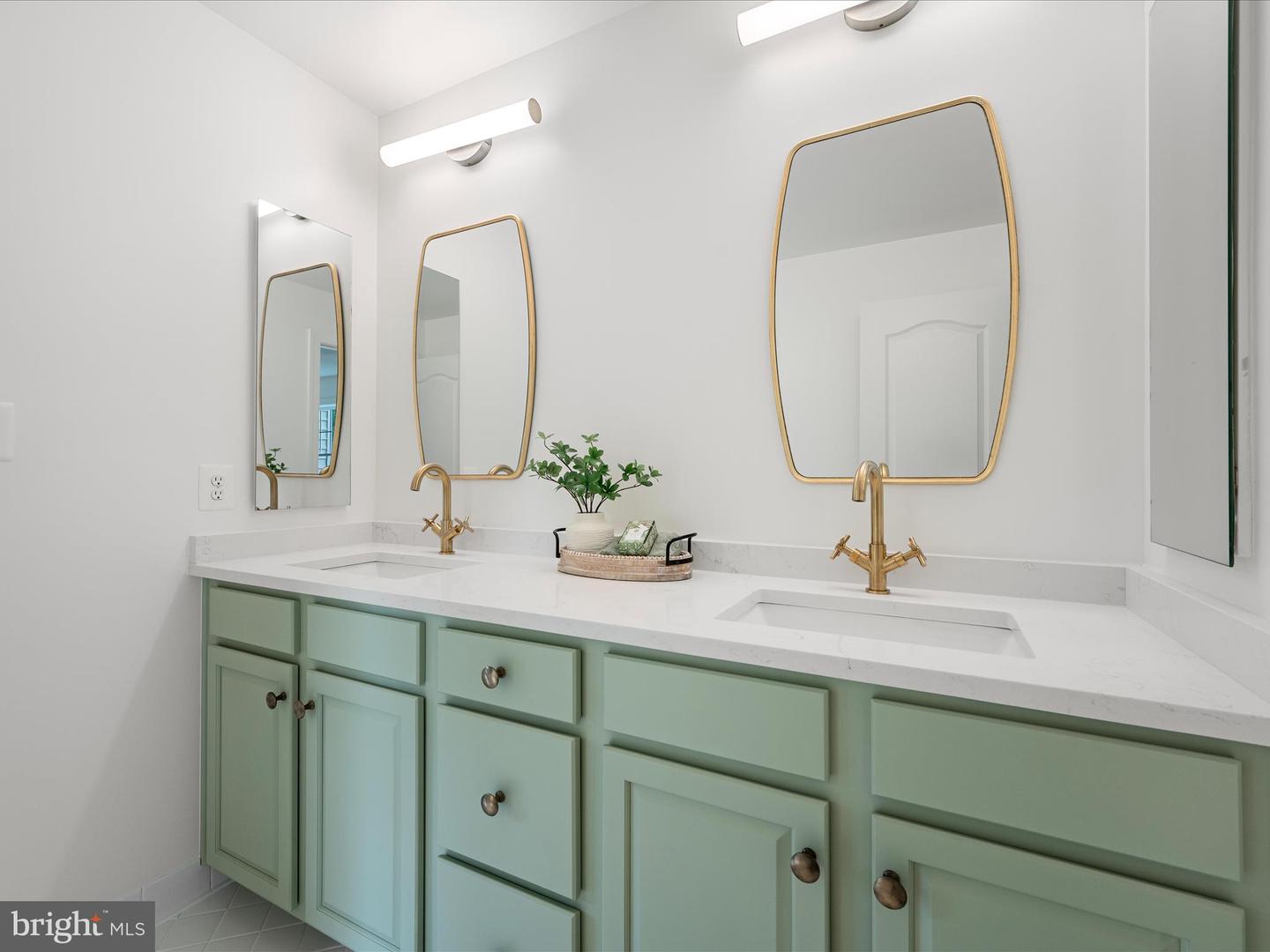 21753 CLEAR CREEK LN, ALDIE, Virginia 20105, 5 Bedrooms Bedrooms, ,4 BathroomsBathrooms,Residential,For sale,21753 CLEAR CREEK LN,VALO2089556 MLS # VALO2089556