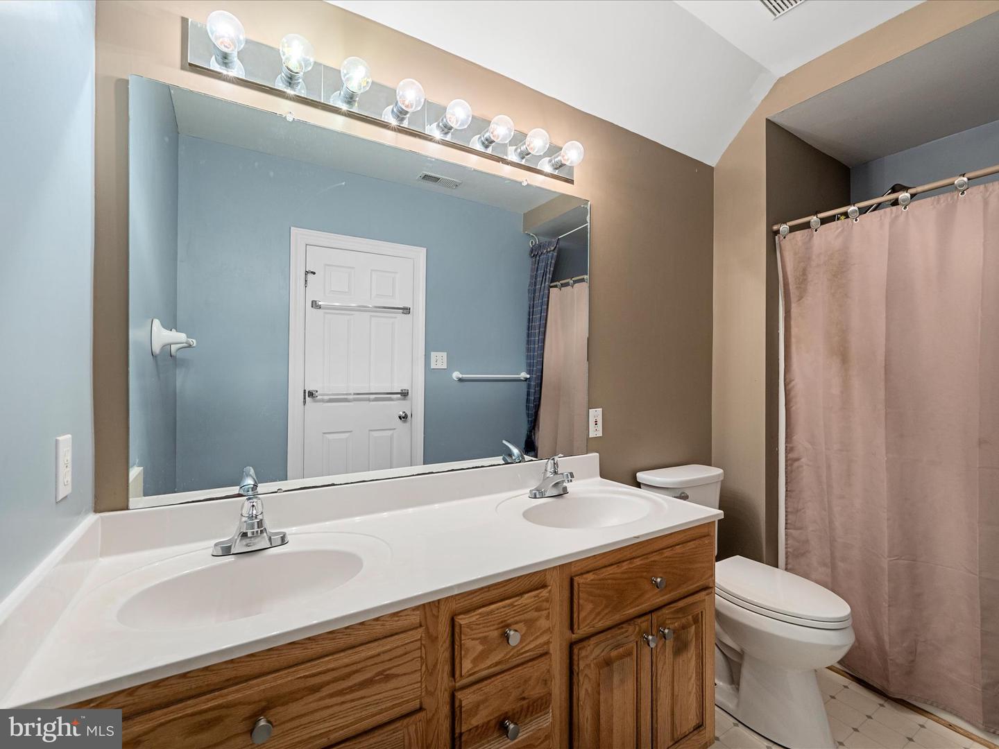 17006 LAKEWOOD CT, PURCELLVILLE, Virginia 20132, 5 Bedrooms Bedrooms, ,2 BathroomsBathrooms,Residential,For sale,17006 LAKEWOOD CT,VALO2101398 MLS # VALO2101398