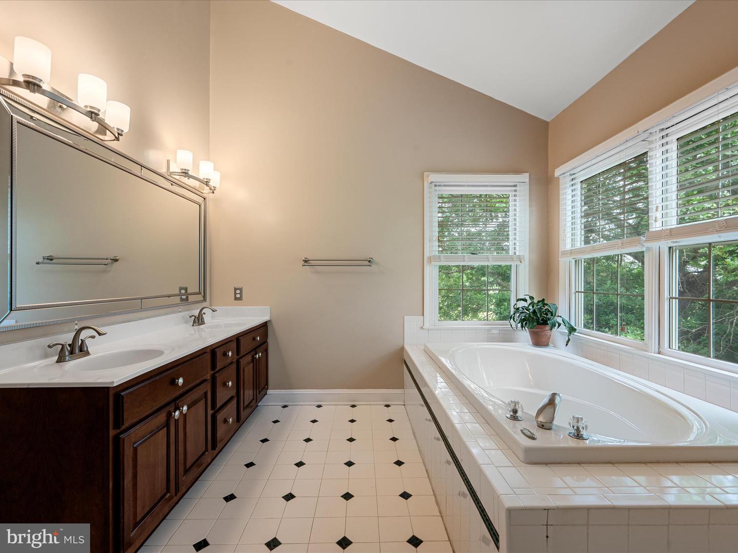 17006 LAKEWOOD CT, PURCELLVILLE, Virginia 20132, 5 Bedrooms Bedrooms, ,2 BathroomsBathrooms,Residential,For sale,17006 LAKEWOOD CT,VALO2101398 MLS # VALO2101398
