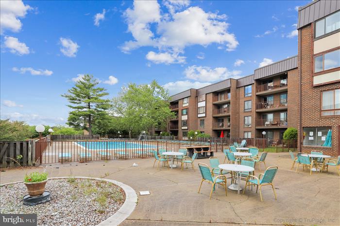 126 ROBERTS LN #101, ALEXANDRIA, Virginia 22314, 2 Bedrooms Bedrooms, ,1 BathroomBathrooms,Residential,For sale,126 ROBERTS LN #101,VAAX2047964 MLS # VAAX2047964