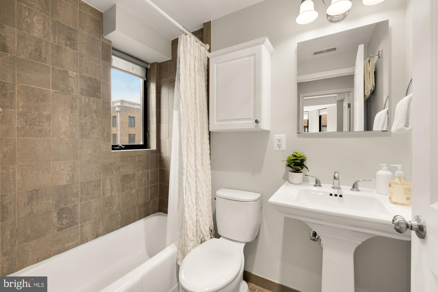 1701 16TH ST NW #734, WASHINGTON, District Of Columbia 20009, 2 Bedrooms Bedrooms, 5 Rooms Rooms,1 BathroomBathrooms,Residential,For sale,1701 16TH ST NW #734,DCDC2212746 MLS # DCDC2212746