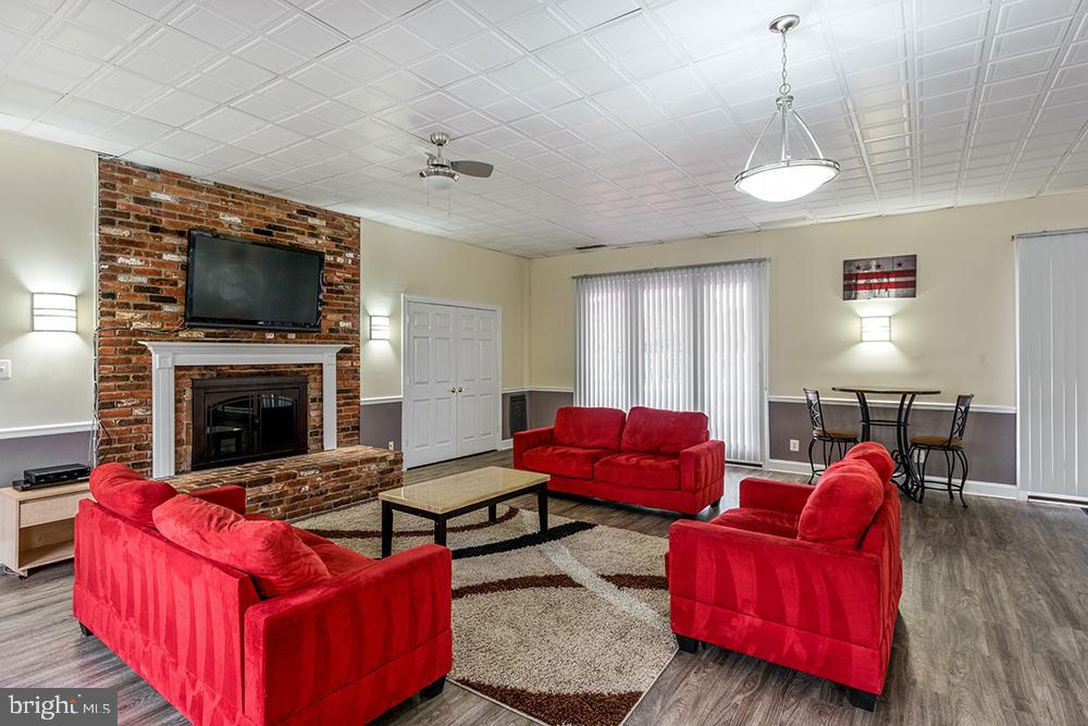 4252 AIRLINE PKWY, CHANTILLY, Virginia 20151, 2 Bedrooms Bedrooms, 9 Rooms Rooms,1 BathroomBathrooms,Residential,For sale,4252 AIRLINE PKWY,VAFX2258726 MLS # VAFX2258726