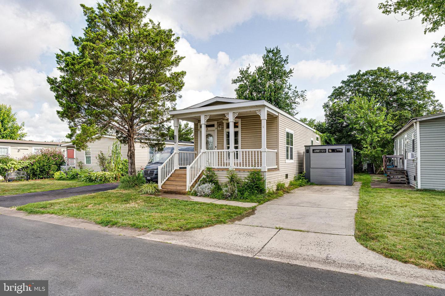 4252 AIRLINE PKWY, CHANTILLY, Virginia 20151, 2 Bedrooms Bedrooms, 9 Rooms Rooms,1 BathroomBathrooms,Residential,For sale,4252 AIRLINE PKWY,VAFX2258726 MLS # VAFX2258726