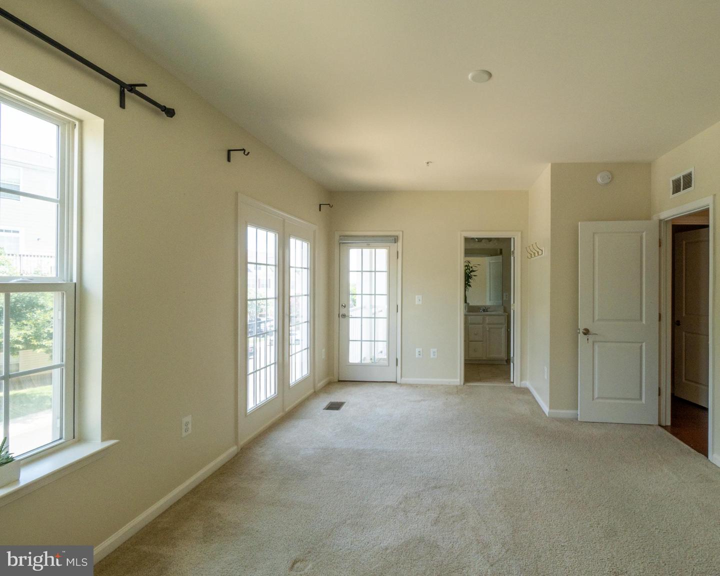 13933 HOLLOW WIND WAY #101, WOODBRIDGE, Virginia 22191, 3 Bedrooms Bedrooms, 6 Rooms Rooms,2 BathroomsBathrooms,Residential,For sale,13933 HOLLOW WIND WAY #101,VAPW2101054 MLS # VAPW2101054