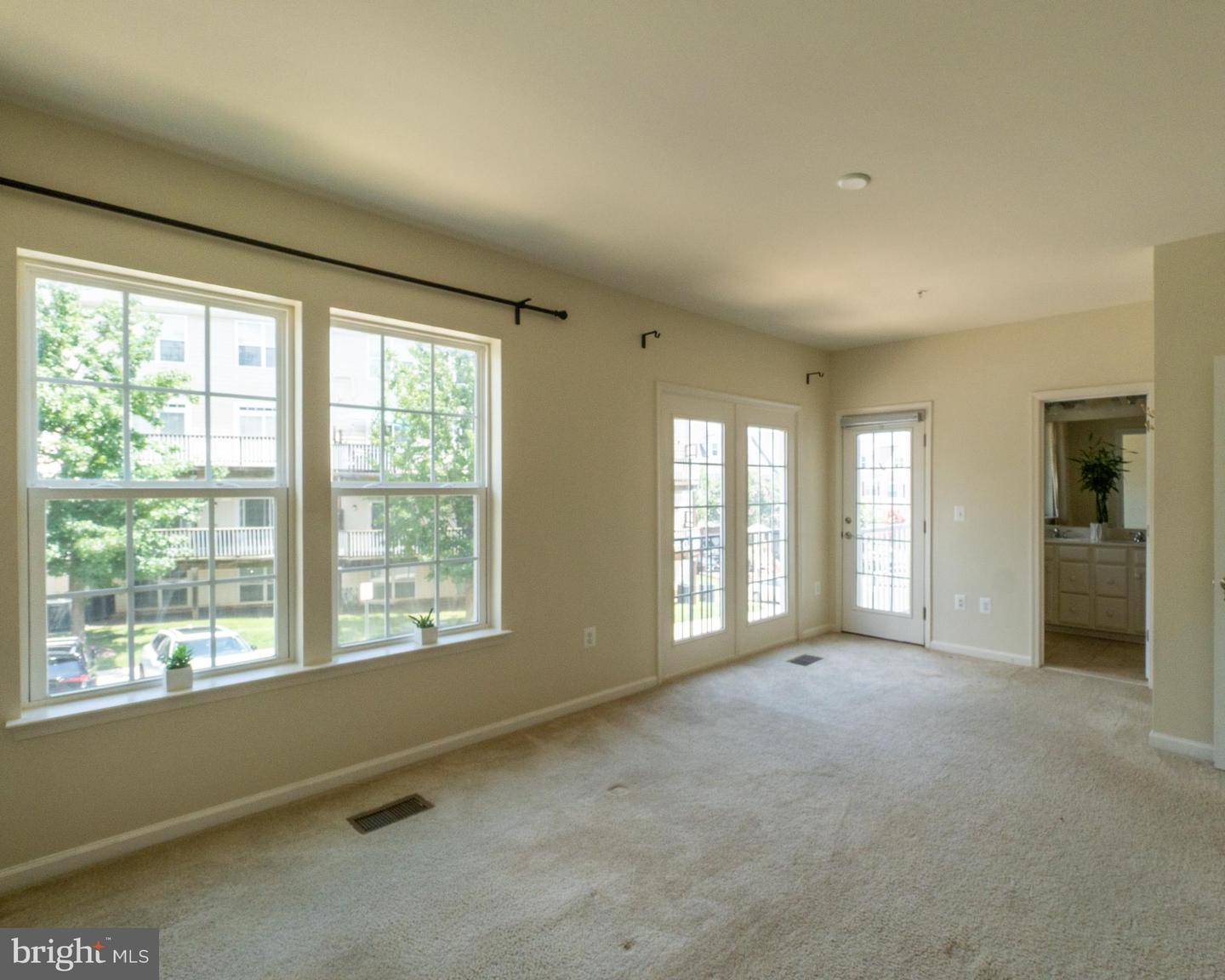 13933 HOLLOW WIND WAY #101, WOODBRIDGE, Virginia 22191, 3 Bedrooms Bedrooms, 6 Rooms Rooms,2 BathroomsBathrooms,Residential,For sale,13933 HOLLOW WIND WAY #101,VAPW2101054 MLS # VAPW2101054