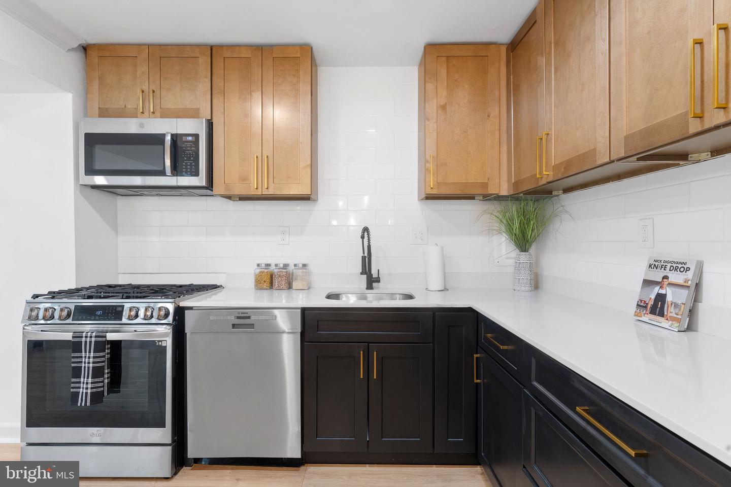 1 CANTERBURY SQ #101, ALEXANDRIA, Virginia 22304, 2 Bedrooms Bedrooms, ,1 BathroomBathrooms,Residential,For sale,1 CANTERBURY SQ #101,VAAX2048460 MLS # VAAX2048460