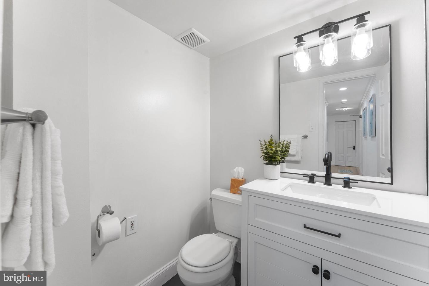 1 CANTERBURY SQ #101, ALEXANDRIA, Virginia 22304, 2 Bedrooms Bedrooms, ,1 BathroomBathrooms,Residential,For sale,1 CANTERBURY SQ #101,VAAX2048460 MLS # VAAX2048460