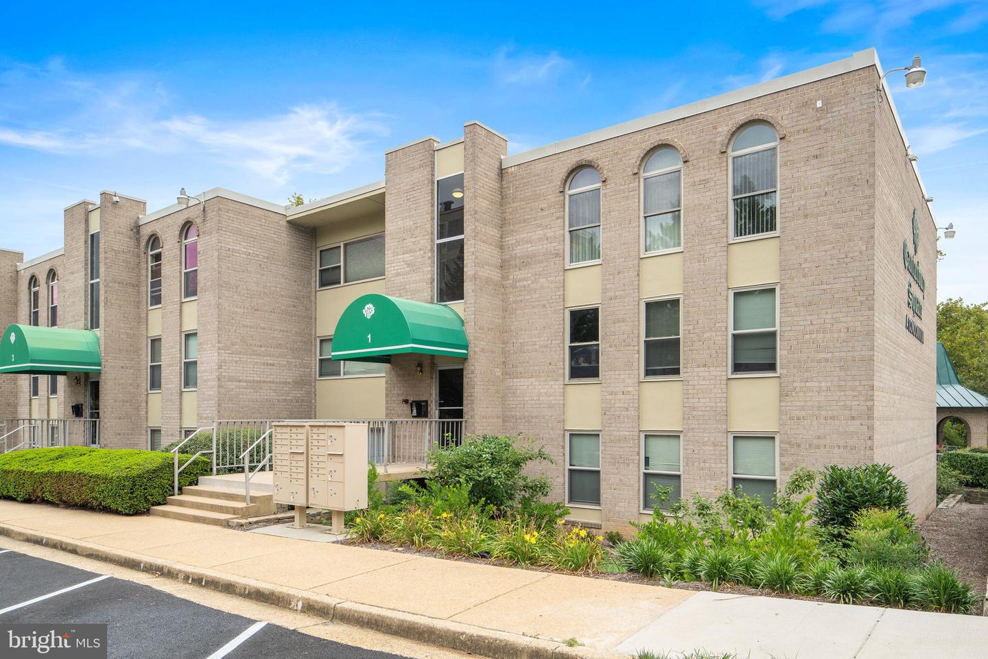 1 CANTERBURY SQ #101, ALEXANDRIA, Virginia 22304, 2 Bedrooms Bedrooms, ,1 BathroomBathrooms,Residential,For sale,1 CANTERBURY SQ #101,VAAX2048460 MLS # VAAX2048460