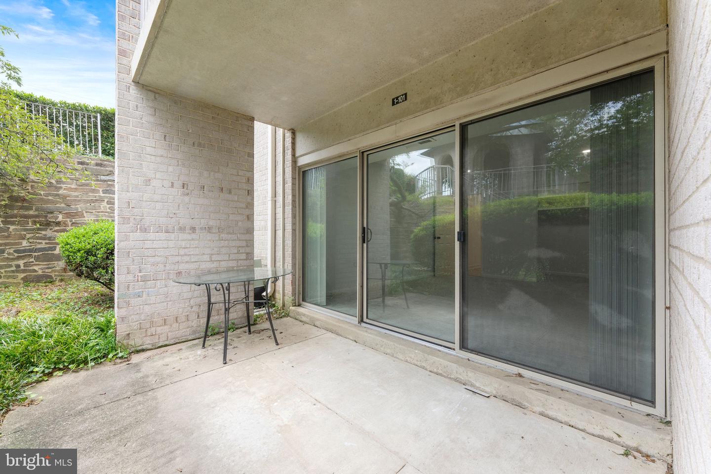 1 CANTERBURY SQ #101, ALEXANDRIA, Virginia 22304, 2 Bedrooms Bedrooms, ,1 BathroomBathrooms,Residential,For sale,1 CANTERBURY SQ #101,VAAX2048460 MLS # VAAX2048460