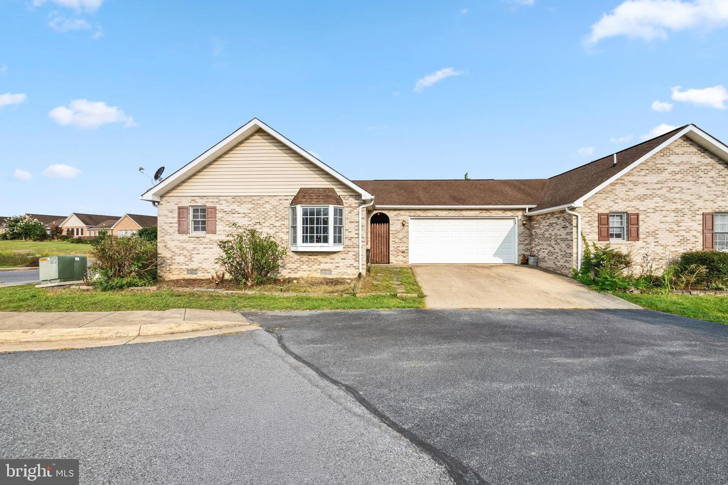 15-B1 DEAKEN CIR, STRASBURG, Virginia 22657, 2 Bedrooms Bedrooms, 8 Rooms Rooms,2 BathroomsBathrooms,Residential,For sale,15-B1 DEAKEN CIR,VASH2012182 MLS # VASH2012182