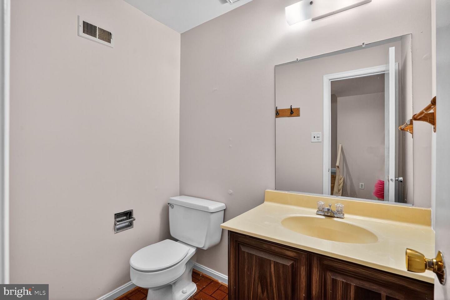 7937 BETHELEN WOODS LN, SPRINGFIELD, Virginia 22153, 3 Bedrooms Bedrooms, ,2 BathroomsBathrooms,Residential,For sale,7937 BETHELEN WOODS LN,VAFX2260120 MLS # VAFX2260120