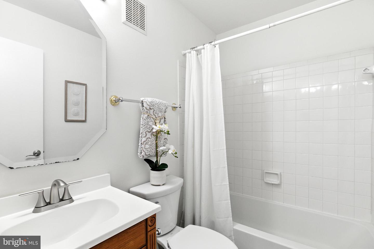 5842 WYE OAK COMMONS CT #21, BURKE, Virginia 22015, 3 Bedrooms Bedrooms, ,2 BathroomsBathrooms,Residential,For sale,5842 WYE OAK COMMONS CT #21,VAFX2260582 MLS # VAFX2260582