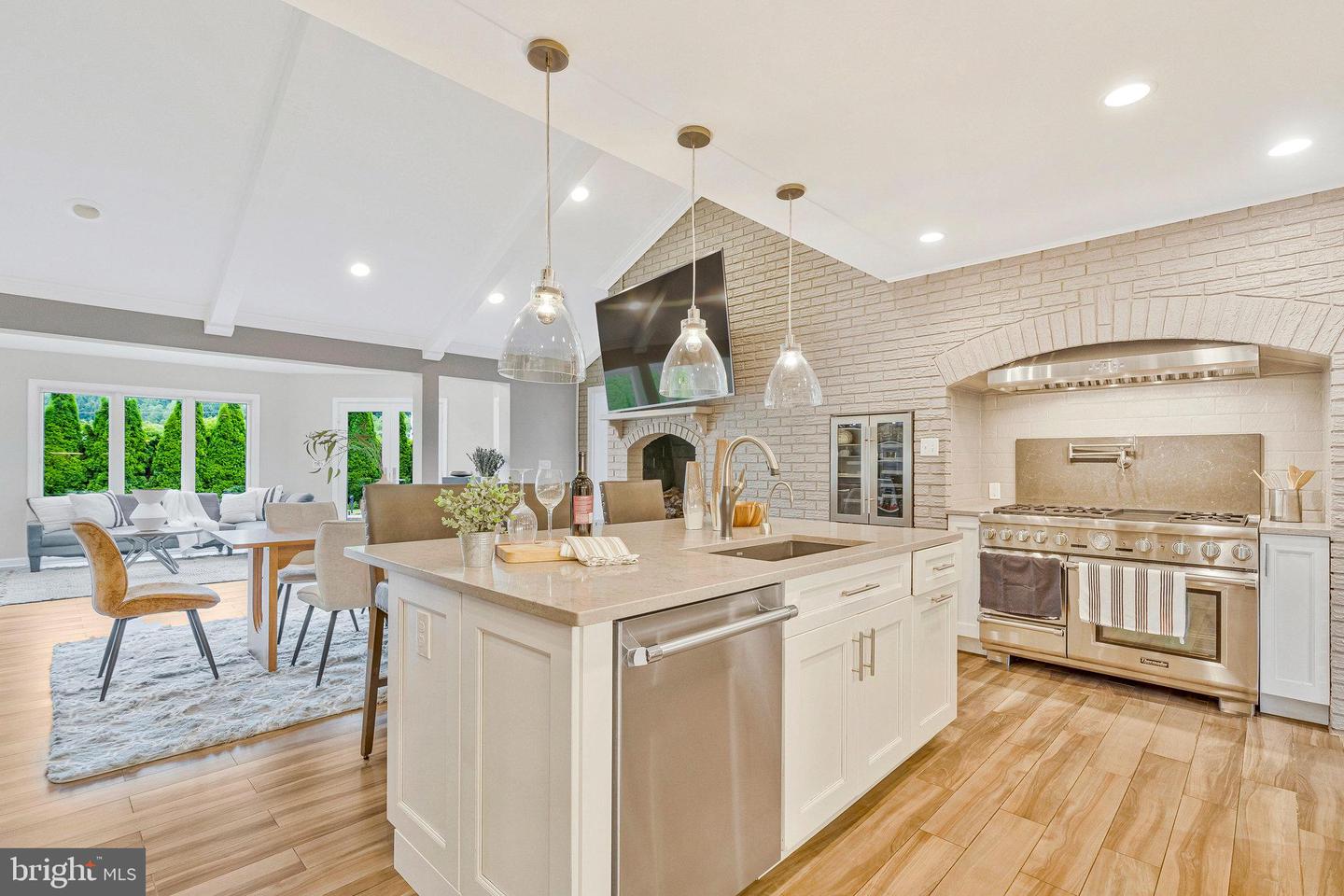 6280 DUNAWAY CT, MCLEAN, Virginia 22101, 5 Bedrooms Bedrooms, ,4 BathroomsBathrooms,Residential,For sale,6280 DUNAWAY CT,VAFX2260666 MLS # VAFX2260666