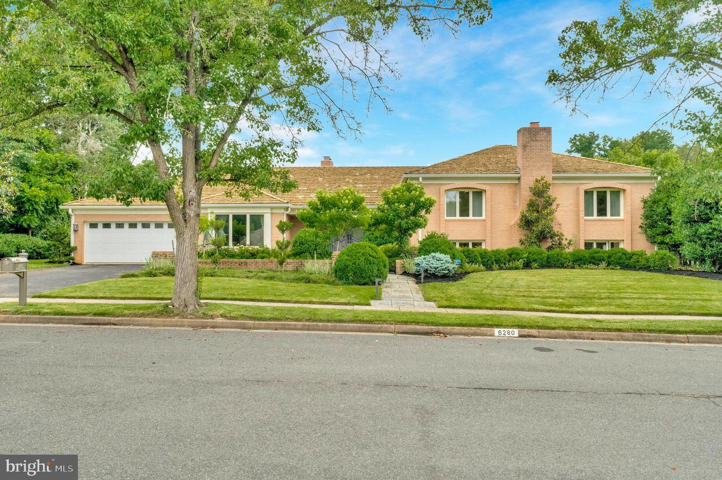 6280 DUNAWAY CT, MCLEAN, Virginia 22101, 5 Bedrooms Bedrooms, ,4 BathroomsBathrooms,Residential,For sale,6280 DUNAWAY CT,VAFX2260666 MLS # VAFX2260666