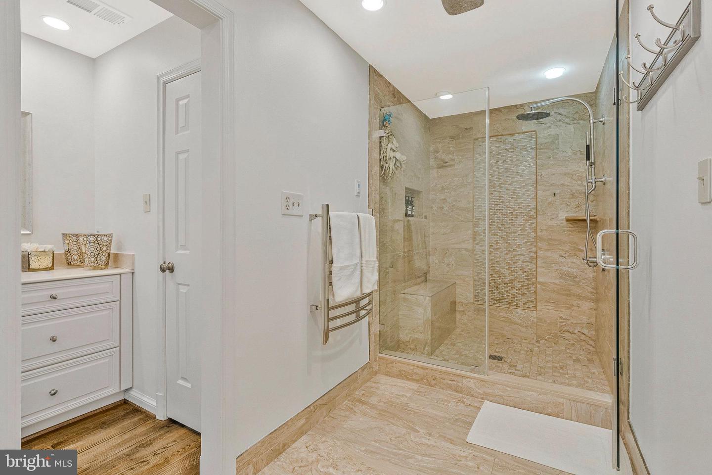 6280 DUNAWAY CT, MCLEAN, Virginia 22101, 5 Bedrooms Bedrooms, ,4 BathroomsBathrooms,Residential,For sale,6280 DUNAWAY CT,VAFX2260666 MLS # VAFX2260666