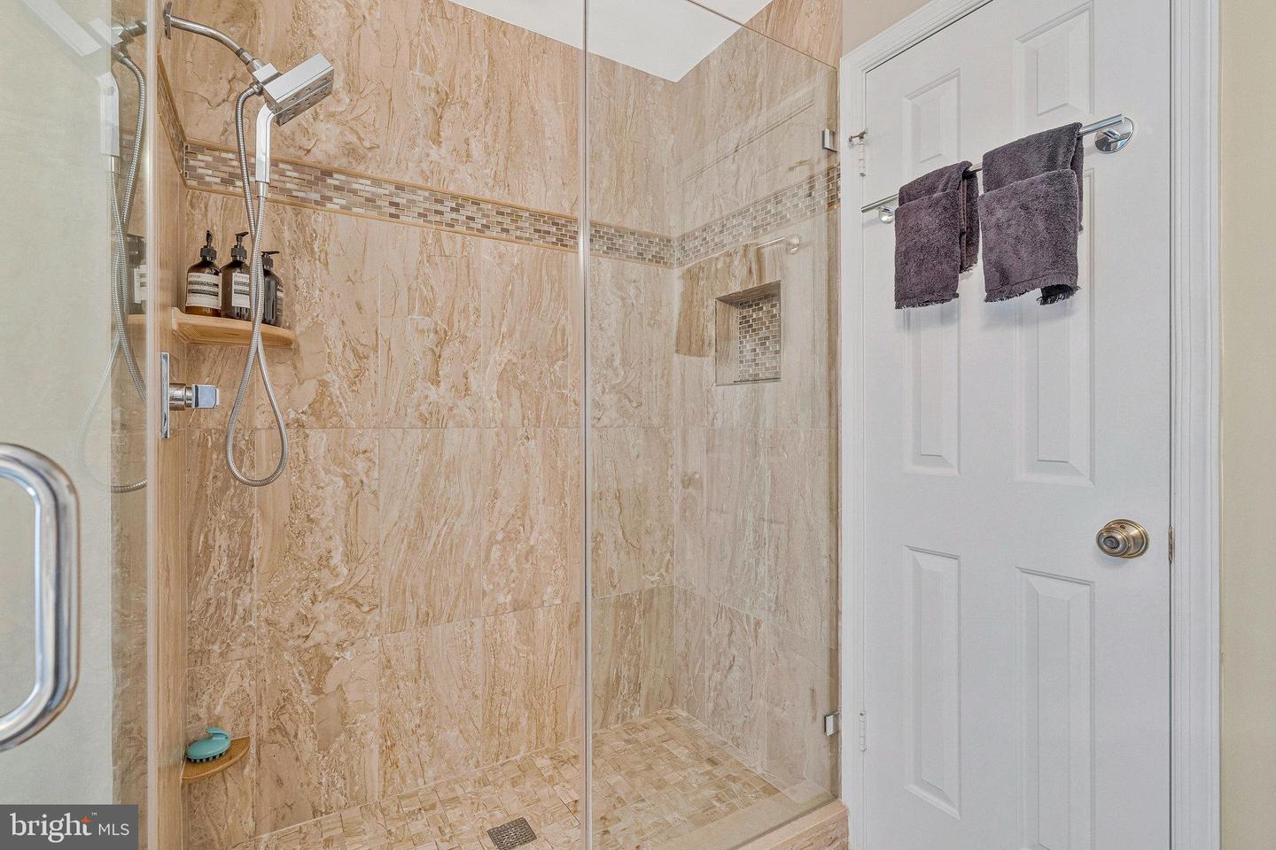 6280 DUNAWAY CT, MCLEAN, Virginia 22101, 5 Bedrooms Bedrooms, ,4 BathroomsBathrooms,Residential,For sale,6280 DUNAWAY CT,VAFX2260666 MLS # VAFX2260666