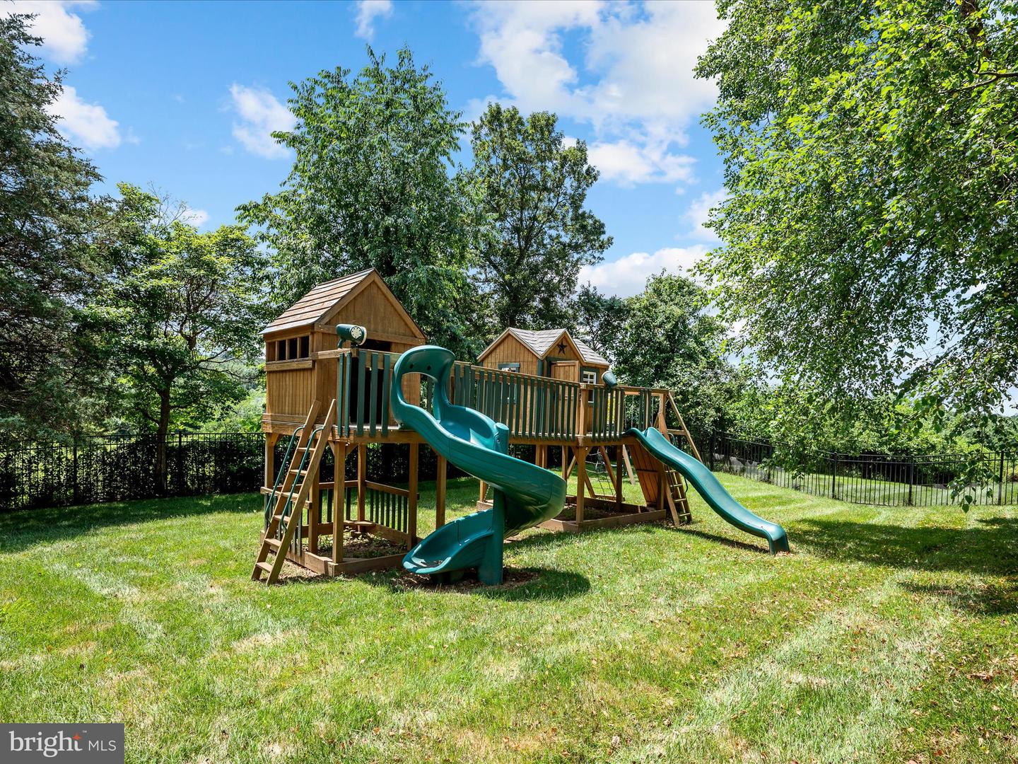 18132 SHENSTONE RUN CT, LEESBURG, Virginia 20175, 4 Bedrooms Bedrooms, ,5 BathroomsBathrooms,Residential,For sale,18132 SHENSTONE RUN CT,VALO2100322 MLS # VALO2100322