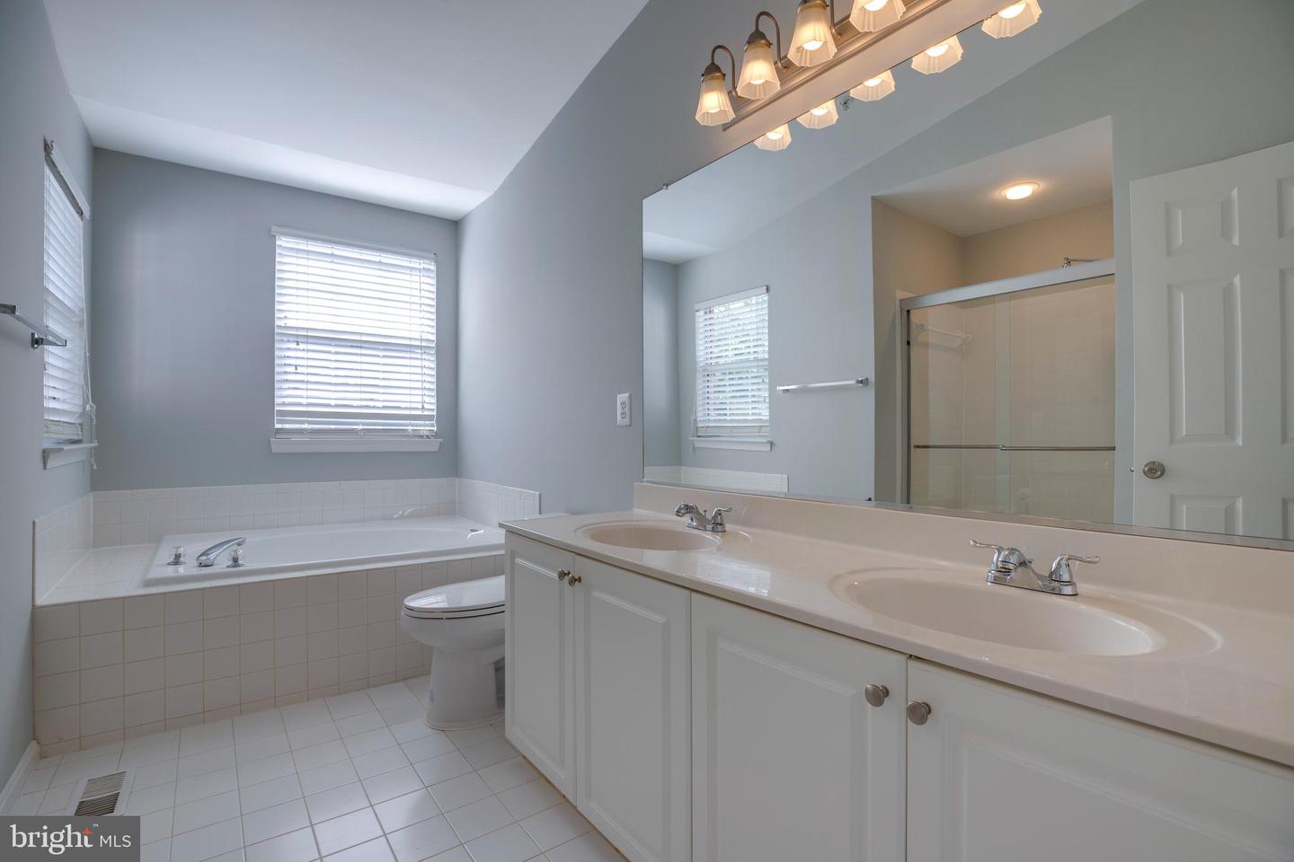 4311 CHARIOT CT #122, FAIRFAX, Virginia 22030, 3 Bedrooms Bedrooms, ,2 BathroomsBathrooms,Residential,For sale,4311 CHARIOT CT #122,VAFX2260762 MLS # VAFX2260762