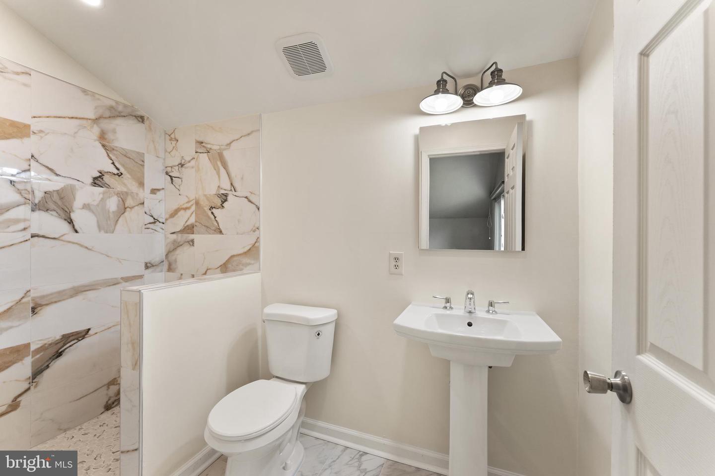 402 SUGARLAND RUN DR, STERLING, Virginia 20164, 4 Bedrooms Bedrooms, ,3 BathroomsBathrooms,Residential,For sale,402 SUGARLAND RUN DR,VALO2099264 MLS # VALO2099264