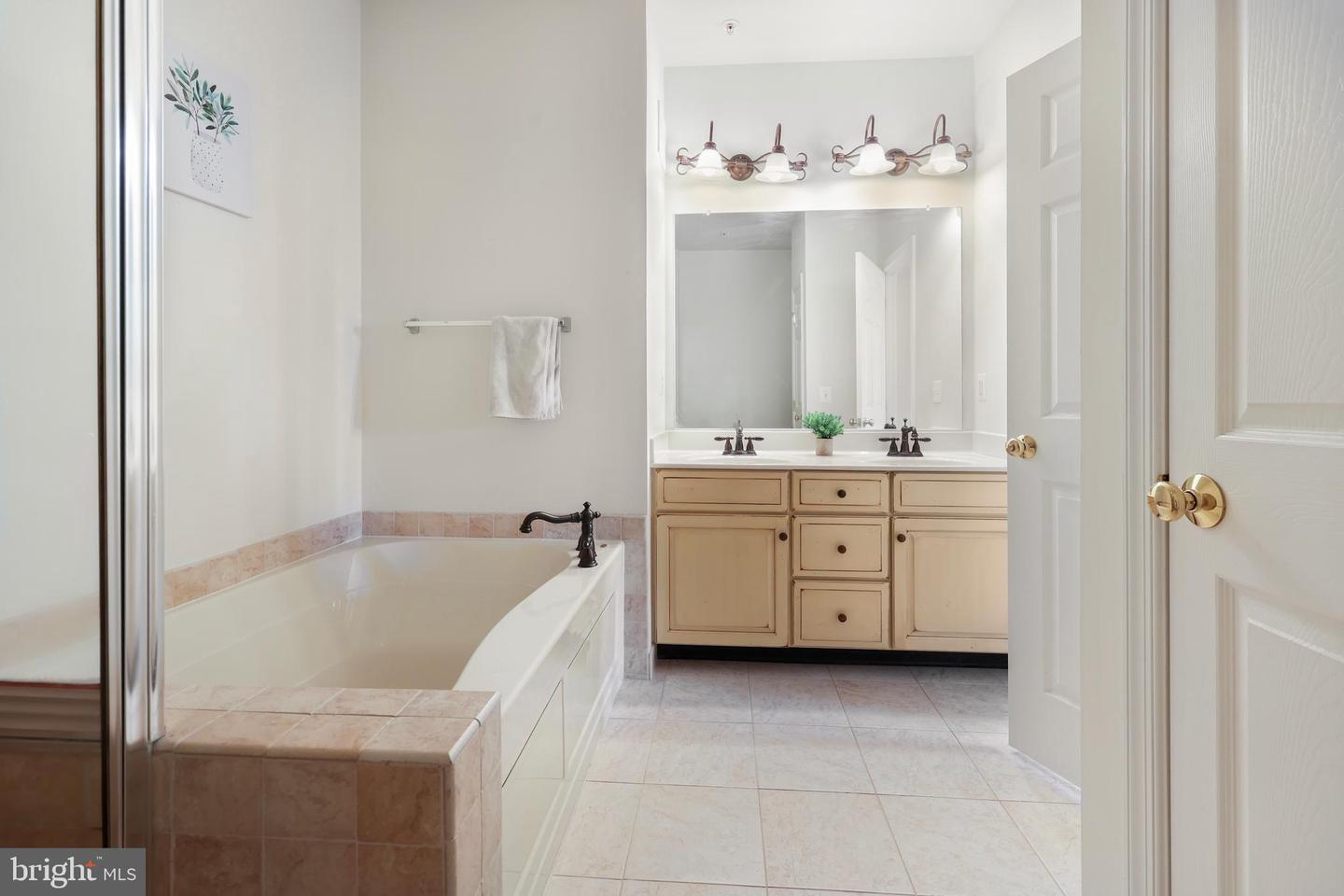 43890 HICKORY CORNER TER #103, ASHBURN, Virginia 20147, 2 Bedrooms Bedrooms, ,2 BathroomsBathrooms,Residential,For sale,43890 HICKORY CORNER TER #103,VALO2104148 MLS # VALO2104148