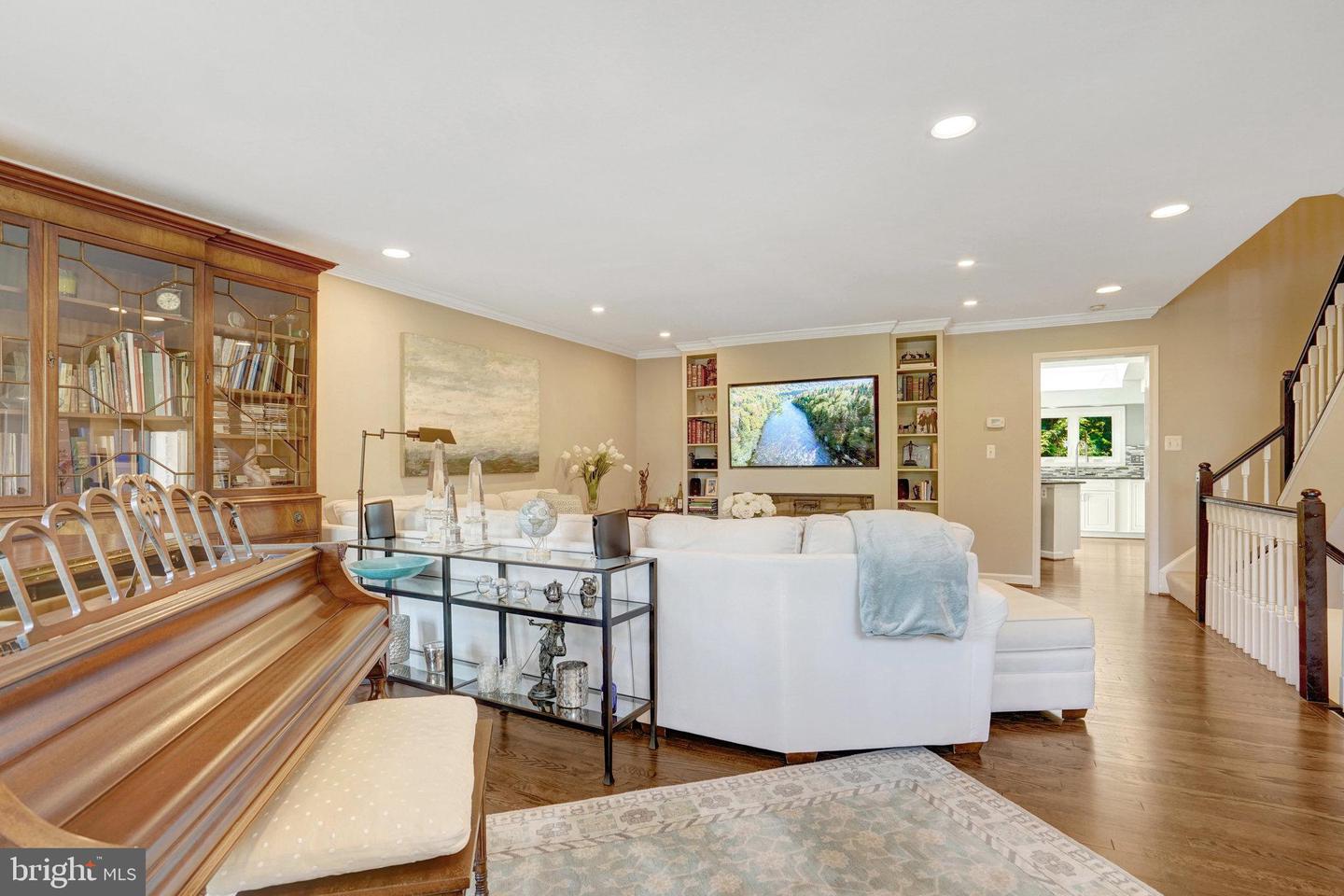 6840 MCLEAN PROVINCE CIR, FALLS CHURCH, Virginia 22043, 3 Bedrooms Bedrooms, 9 Rooms Rooms,2 BathroomsBathrooms,Residential,For sale,6840 MCLEAN PROVINCE CIR,VAFX2260798 MLS # VAFX2260798