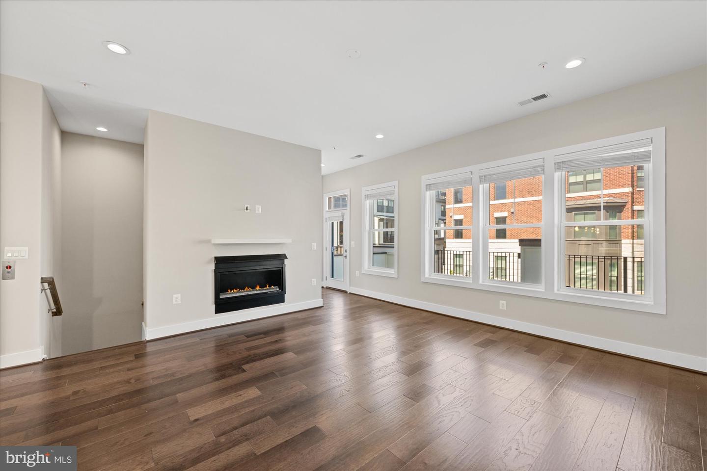 129 MARKET SQ NW #2, VIENNA, Virginia 22180, 4 Bedrooms Bedrooms, 9 Rooms Rooms,3 BathroomsBathrooms,Residential,For sale,129 MARKET SQ NW #2,VAFX2261050 MLS # VAFX2261050