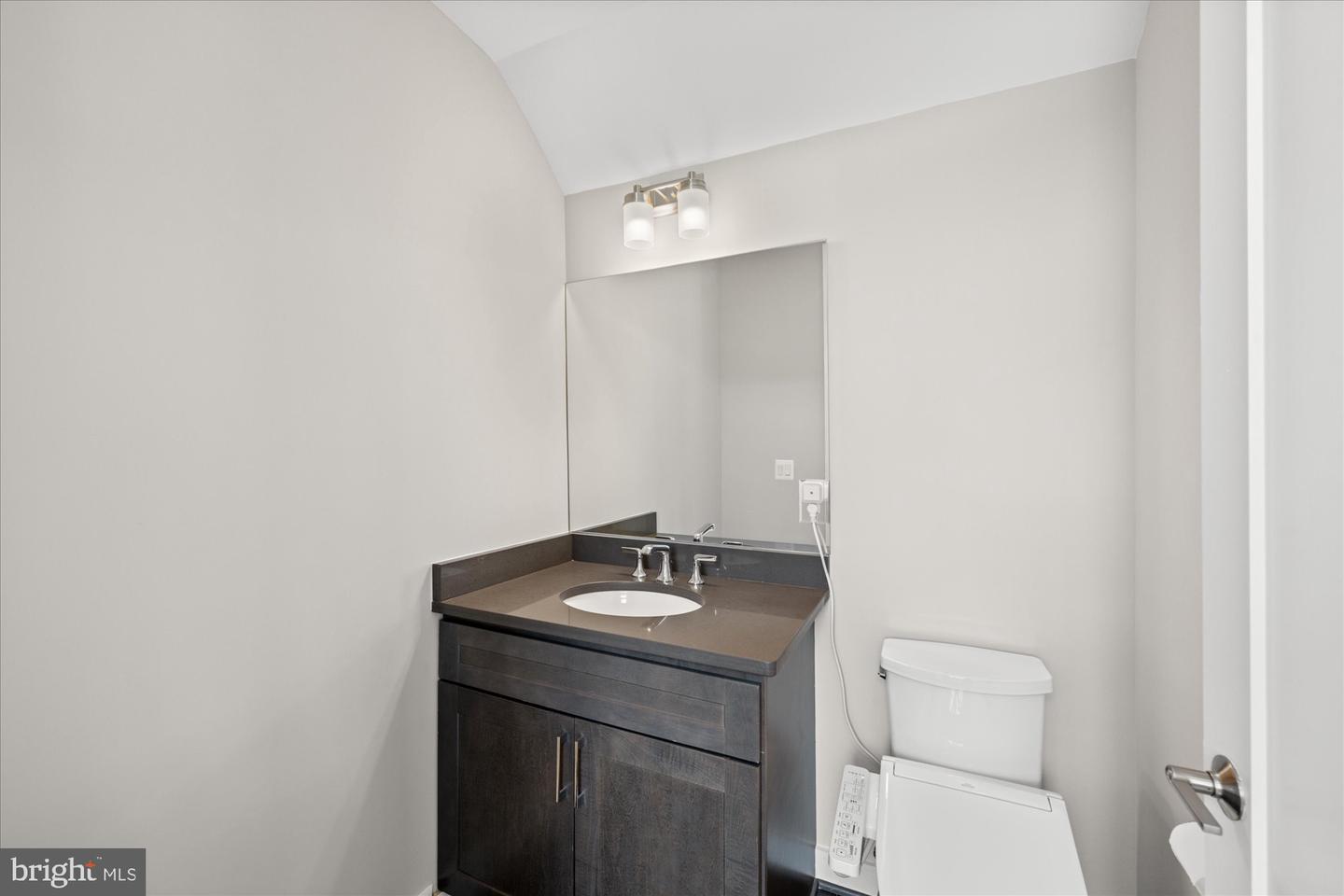 129 MARKET SQ NW #2, VIENNA, Virginia 22180, 4 Bedrooms Bedrooms, 9 Rooms Rooms,3 BathroomsBathrooms,Residential,For sale,129 MARKET SQ NW #2,VAFX2261050 MLS # VAFX2261050