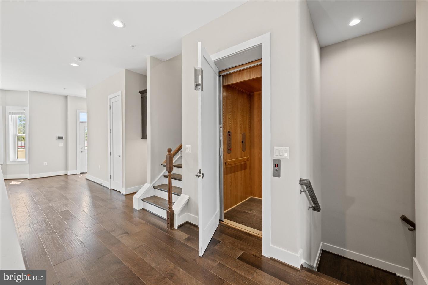 129 MARKET SQ NW #2, VIENNA, Virginia 22180, 4 Bedrooms Bedrooms, 9 Rooms Rooms,3 BathroomsBathrooms,Residential,For sale,129 MARKET SQ NW #2,VAFX2261050 MLS # VAFX2261050