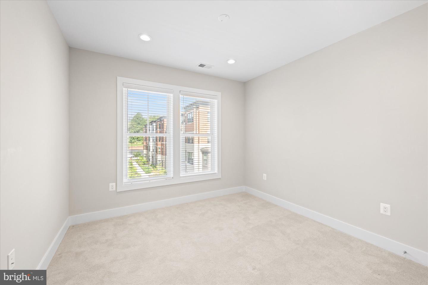 129 MARKET SQ NW #2, VIENNA, Virginia 22180, 4 Bedrooms Bedrooms, 9 Rooms Rooms,3 BathroomsBathrooms,Residential,For sale,129 MARKET SQ NW #2,VAFX2261050 MLS # VAFX2261050