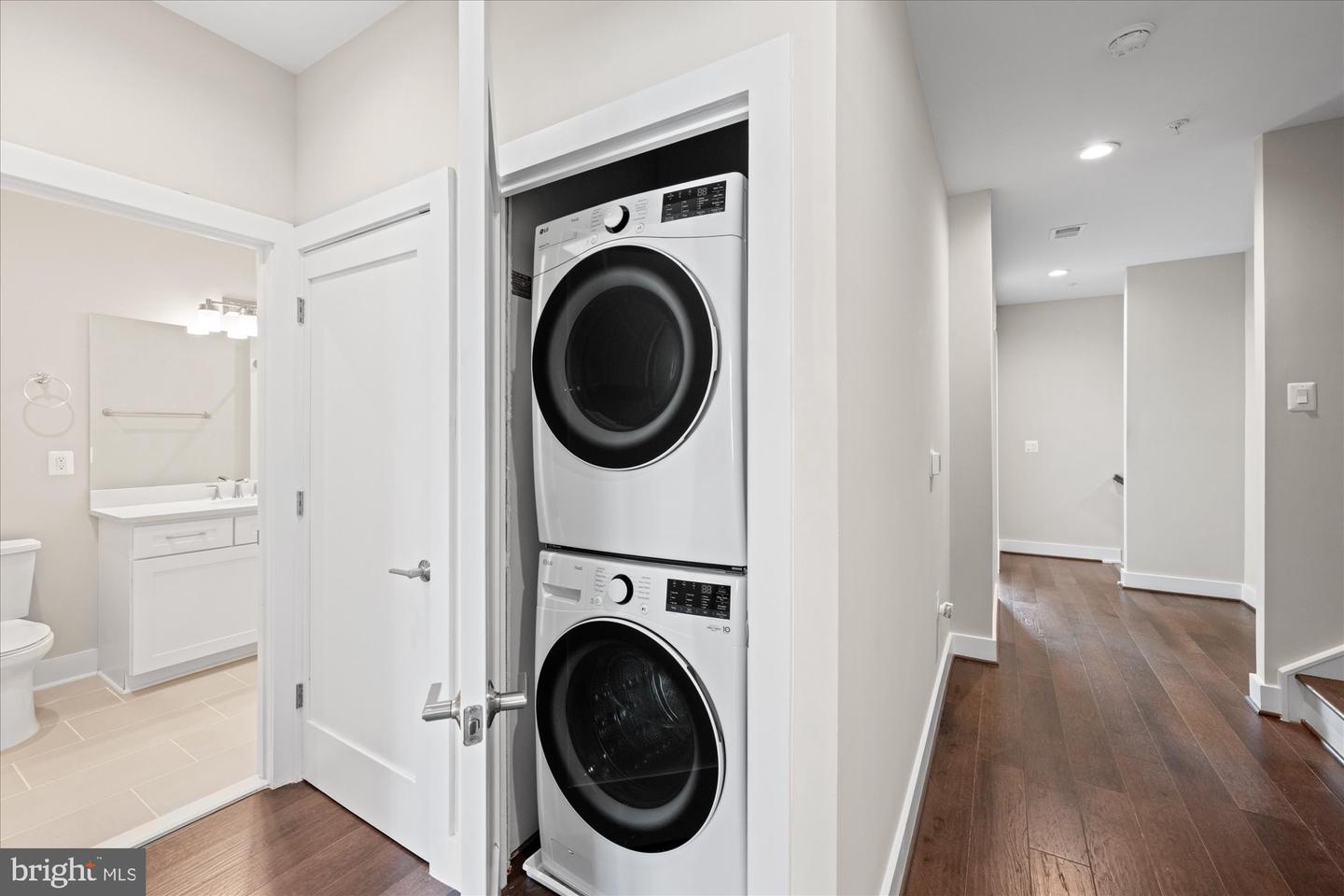 129 MARKET SQ NW #2, VIENNA, Virginia 22180, 4 Bedrooms Bedrooms, 9 Rooms Rooms,3 BathroomsBathrooms,Residential,For sale,129 MARKET SQ NW #2,VAFX2261050 MLS # VAFX2261050