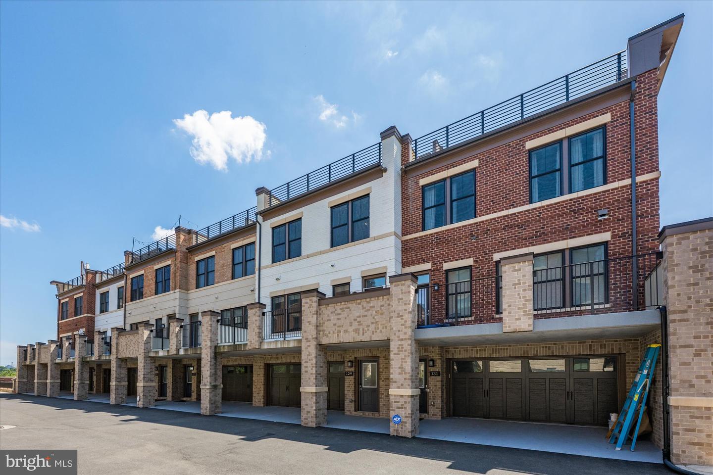 129 MARKET SQ NW #2, VIENNA, Virginia 22180, 4 Bedrooms Bedrooms, 9 Rooms Rooms,3 BathroomsBathrooms,Residential,For sale,129 MARKET SQ NW #2,VAFX2261050 MLS # VAFX2261050