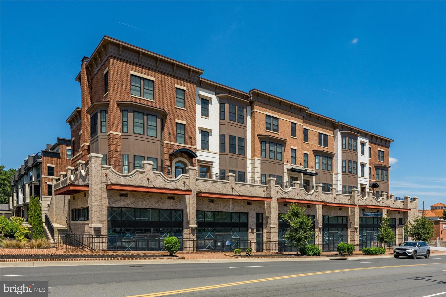 129 MARKET SQ NW #2, VIENNA, Virginia 22180, 4 Bedrooms Bedrooms, 9 Rooms Rooms,3 BathroomsBathrooms,Residential,For sale,129 MARKET SQ NW #2,VAFX2261050 MLS # VAFX2261050