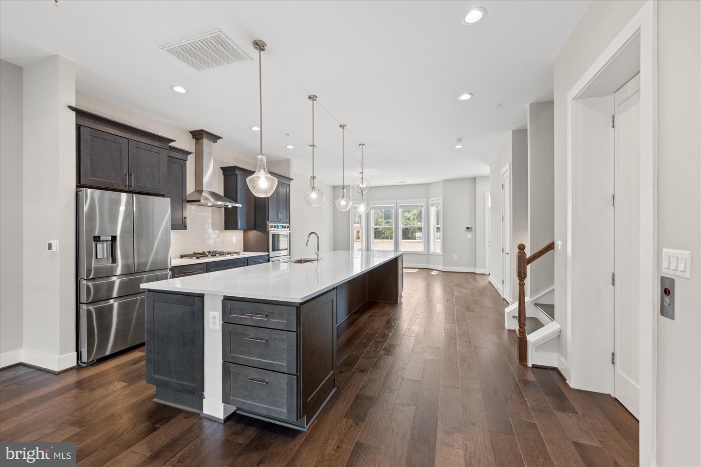 129 MARKET SQ NW #2, VIENNA, Virginia 22180, 4 Bedrooms Bedrooms, 9 Rooms Rooms,3 BathroomsBathrooms,Residential,For sale,129 MARKET SQ NW #2,VAFX2261050 MLS # VAFX2261050