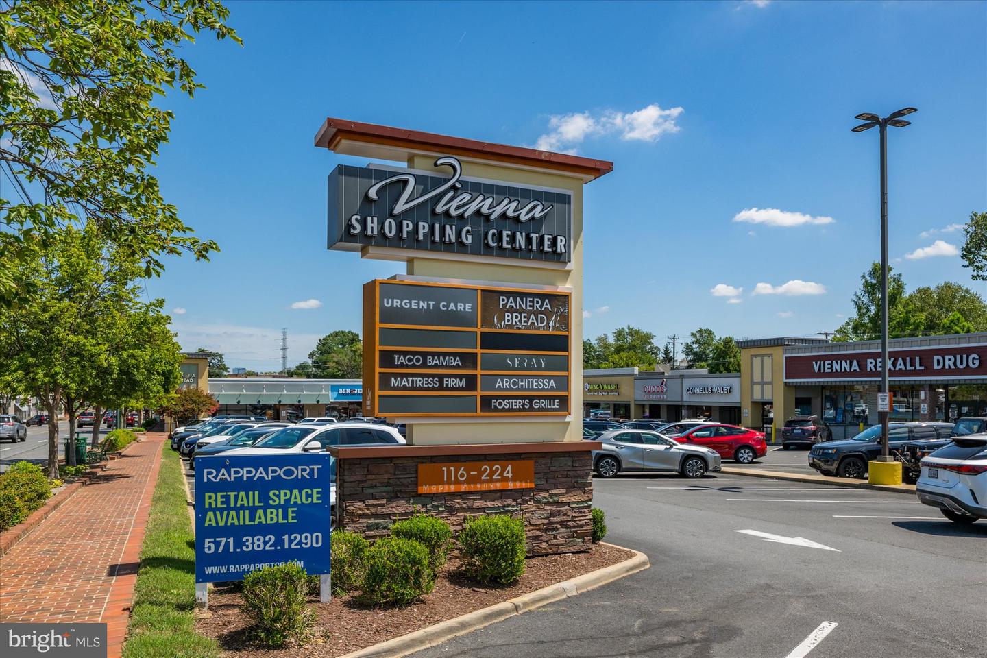 129 MARKET SQ NW #2, VIENNA, Virginia 22180, 4 Bedrooms Bedrooms, 9 Rooms Rooms,3 BathroomsBathrooms,Residential,For sale,129 MARKET SQ NW #2,VAFX2261050 MLS # VAFX2261050
