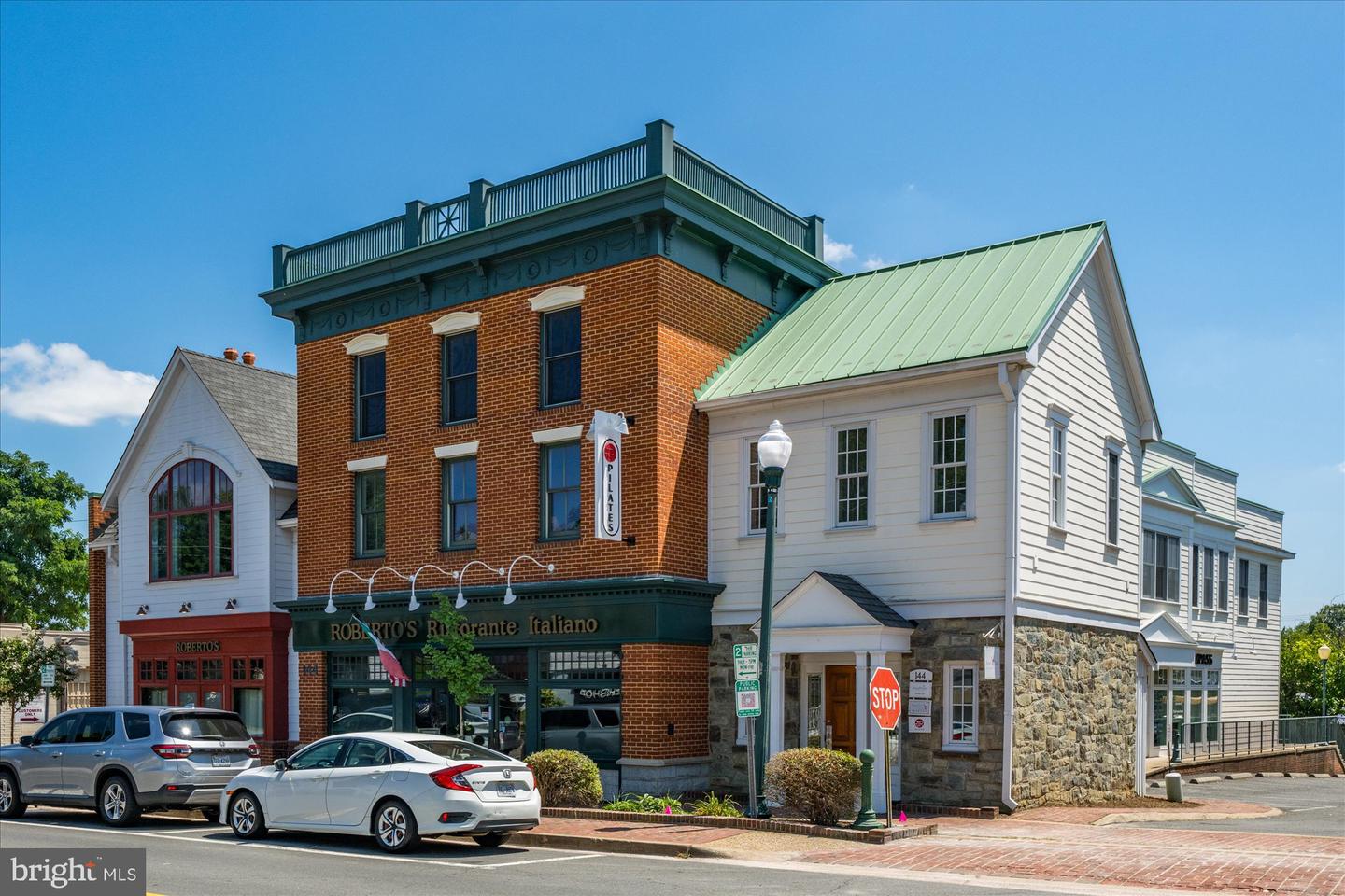 129 MARKET SQ NW #2, VIENNA, Virginia 22180, 4 Bedrooms Bedrooms, 9 Rooms Rooms,3 BathroomsBathrooms,Residential,For sale,129 MARKET SQ NW #2,VAFX2261050 MLS # VAFX2261050