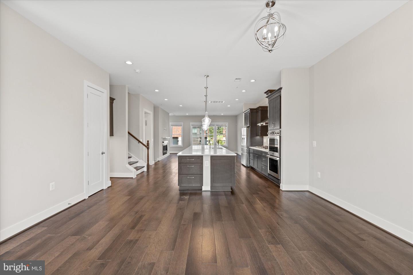 129 MARKET SQ NW #2, VIENNA, Virginia 22180, 4 Bedrooms Bedrooms, 9 Rooms Rooms,3 BathroomsBathrooms,Residential,For sale,129 MARKET SQ NW #2,VAFX2261050 MLS # VAFX2261050