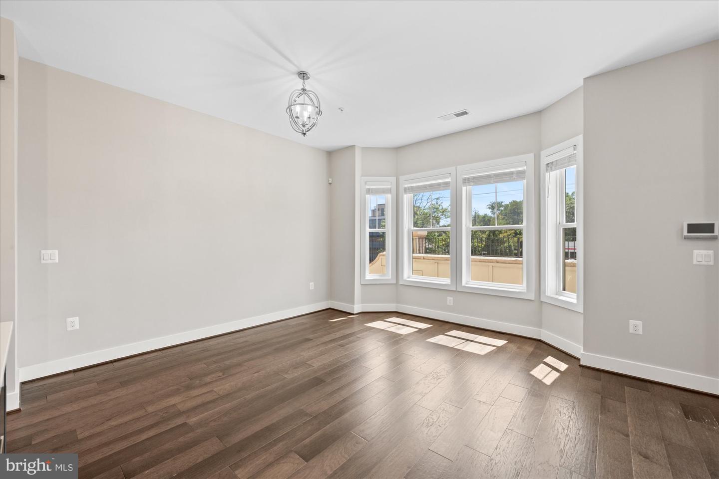 129 MARKET SQ NW #2, VIENNA, Virginia 22180, 4 Bedrooms Bedrooms, 9 Rooms Rooms,3 BathroomsBathrooms,Residential,For sale,129 MARKET SQ NW #2,VAFX2261050 MLS # VAFX2261050