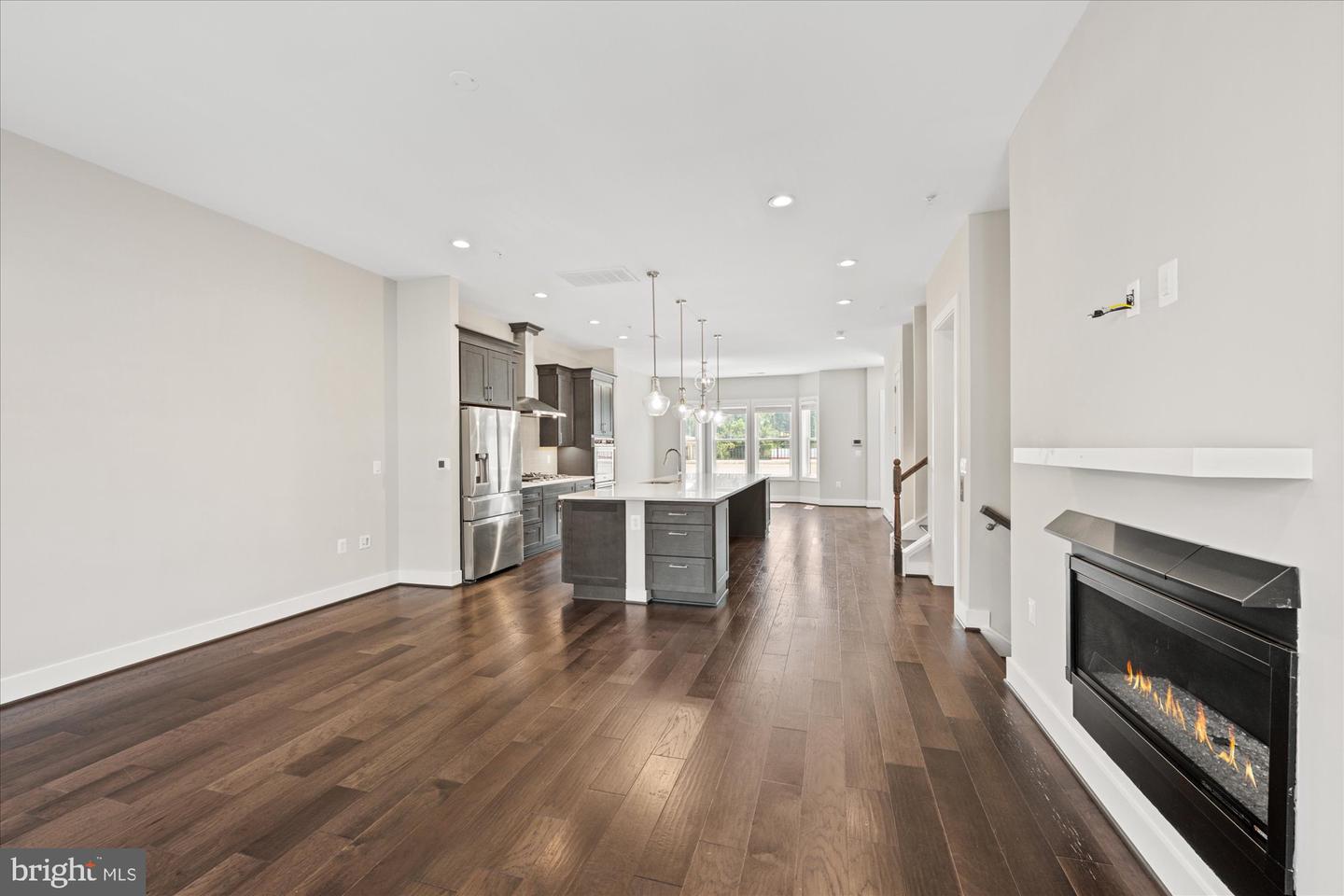 129 MARKET SQ NW #2, VIENNA, Virginia 22180, 4 Bedrooms Bedrooms, 9 Rooms Rooms,3 BathroomsBathrooms,Residential,For sale,129 MARKET SQ NW #2,VAFX2261050 MLS # VAFX2261050