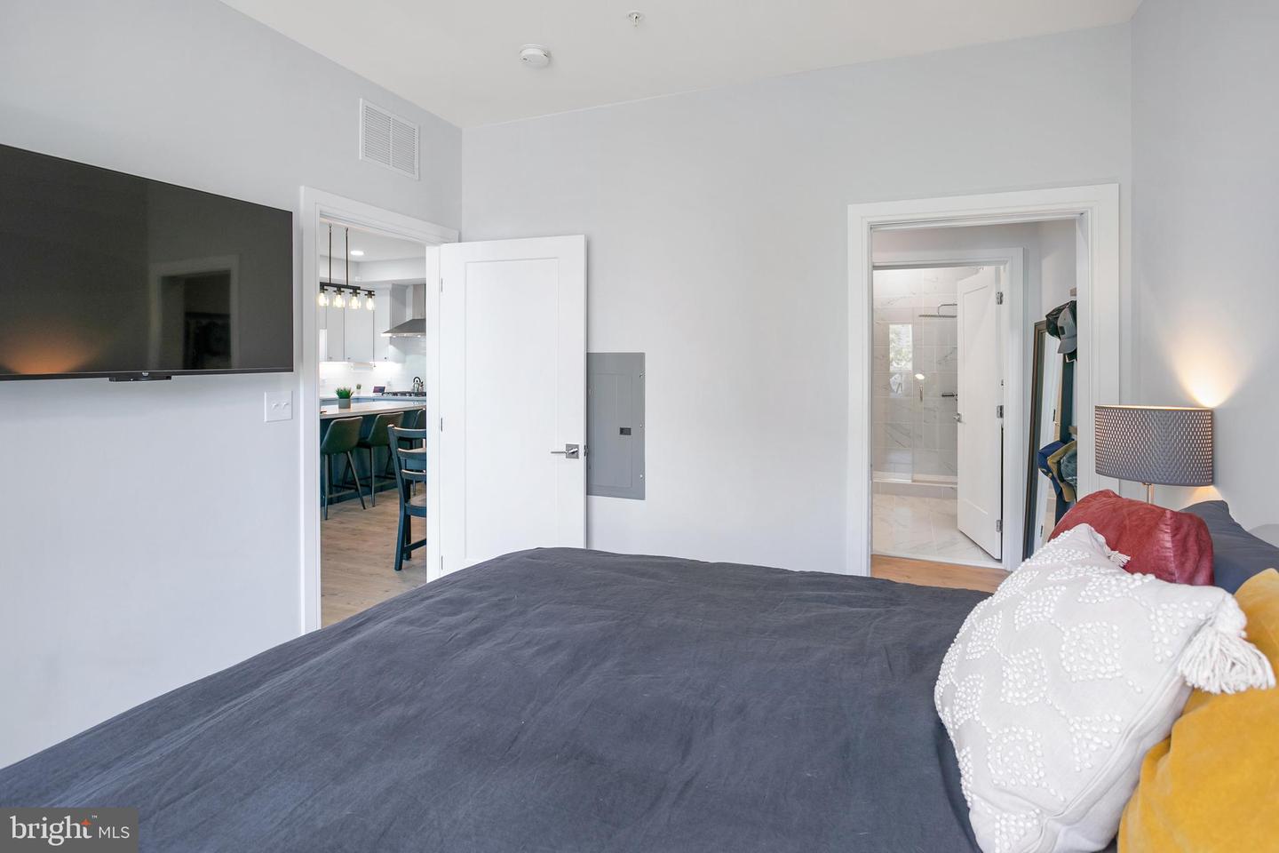 635 SLATERS LN #105, ALEXANDRIA, Virginia 22314, 1 Bedroom Bedrooms, ,2 BathroomsBathrooms,Residential,For sale,635 SLATERS LN #105,VAAX2045608 MLS # VAAX2045608