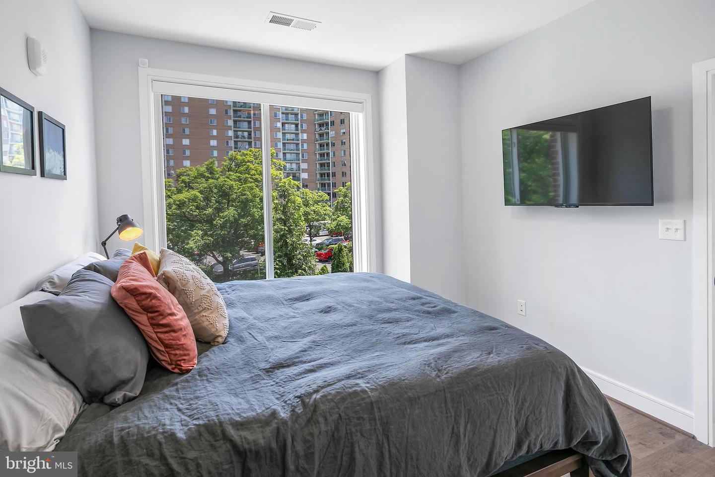 635 SLATERS LN #105, ALEXANDRIA, Virginia 22314, 1 Bedroom Bedrooms, ,2 BathroomsBathrooms,Residential,For sale,635 SLATERS LN #105,VAAX2045608 MLS # VAAX2045608