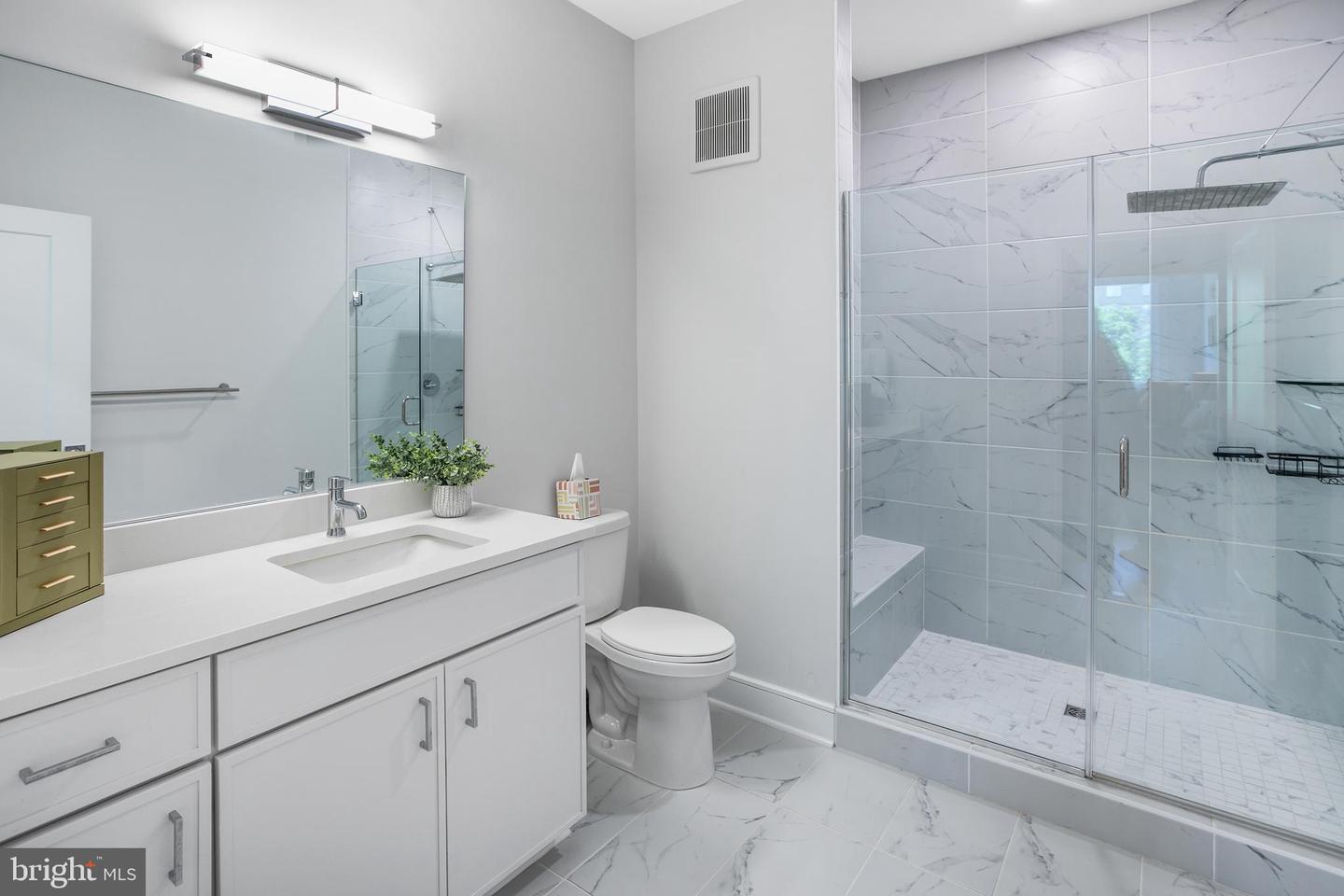 635 SLATERS LN #105, ALEXANDRIA, Virginia 22314, 1 Bedroom Bedrooms, ,2 BathroomsBathrooms,Residential,For sale,635 SLATERS LN #105,VAAX2045608 MLS # VAAX2045608