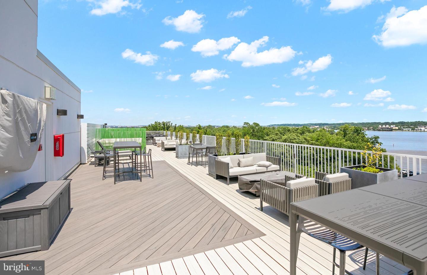 635 SLATERS LN #105, ALEXANDRIA, Virginia 22314, 1 Bedroom Bedrooms, ,2 BathroomsBathrooms,Residential,For sale,635 SLATERS LN #105,VAAX2045608 MLS # VAAX2045608